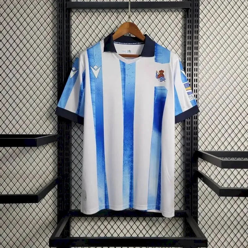 Camisola Real Sociedad 23/24 Home (VERSÃO ADEPTO) para Homem com Oferta de Personalização de Nome + Número - S ao 4XL