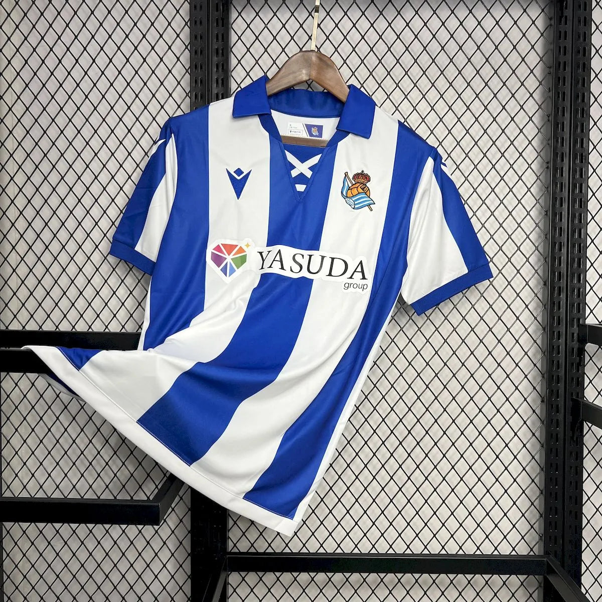 Camisola Real Sociedad 24/25 Home (VERSÃO ADEPTO) para Homem com Oferta de Personalização de Nome + Número - S ao 2XL