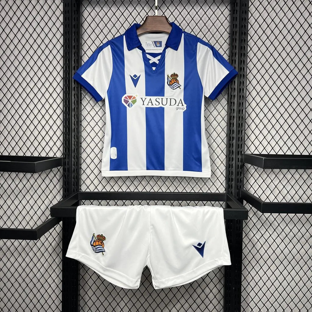 Equipamento Real Sociedad 24/25 I Conjunto Infantil c/ Oferta de personalização Nome + Número