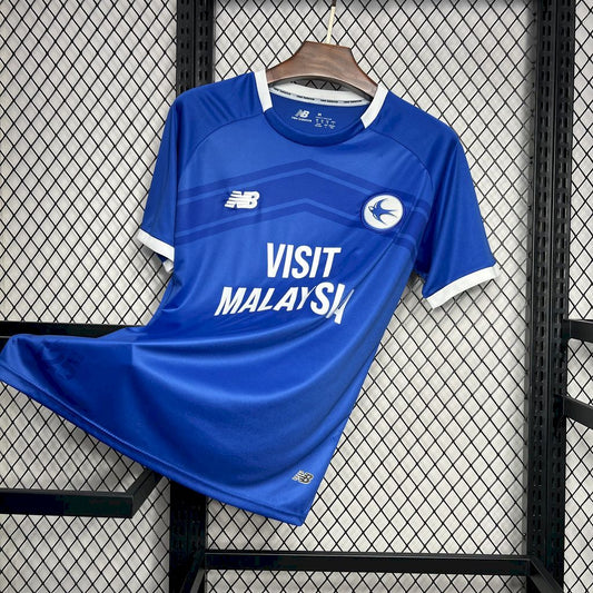 Camisola Cardiff City F.C. 2024/25 - Versão Adepto