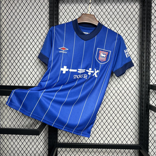 Camisola Ipswich Town FC 2024/25 - Modelo Home