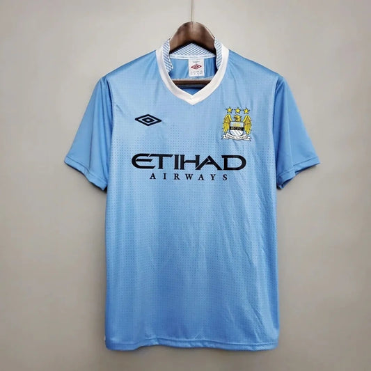 Camisola Retro Manchester City 2011/2012 Principal – Um Clássico de Orgulho e Tradição