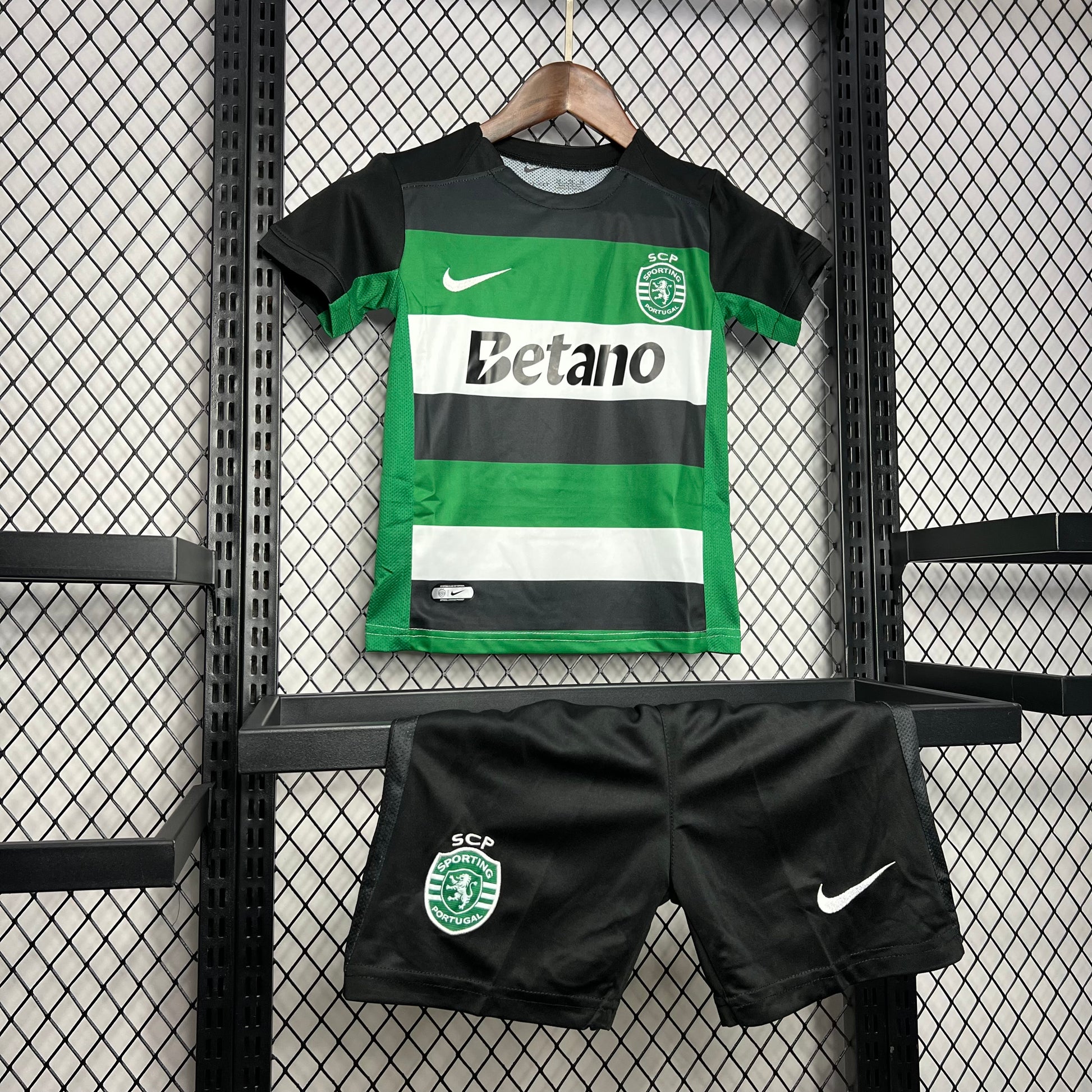 Equipamento SPORTING I 24/25 Conjunto Infantil c/ OFERTA de personalização Nome + Número