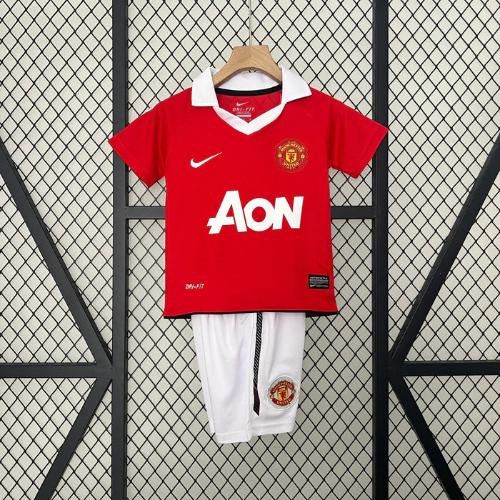 MANCHESTER UNITED 10/11 CONJUNTO INFANTIL (RETRO) 