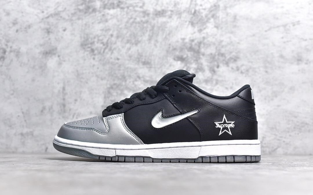 Ténis Supreme × Nike SB Dunk Low “Metallic Silver” - 40 ao 46